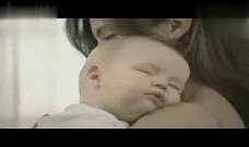 美女喂奶视频,温馨喂奶视频感动网友